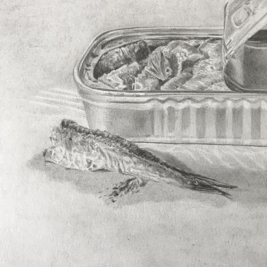 Zoom sur le dessin d'une boîte de sardine et d'une sardine à moitié mangée