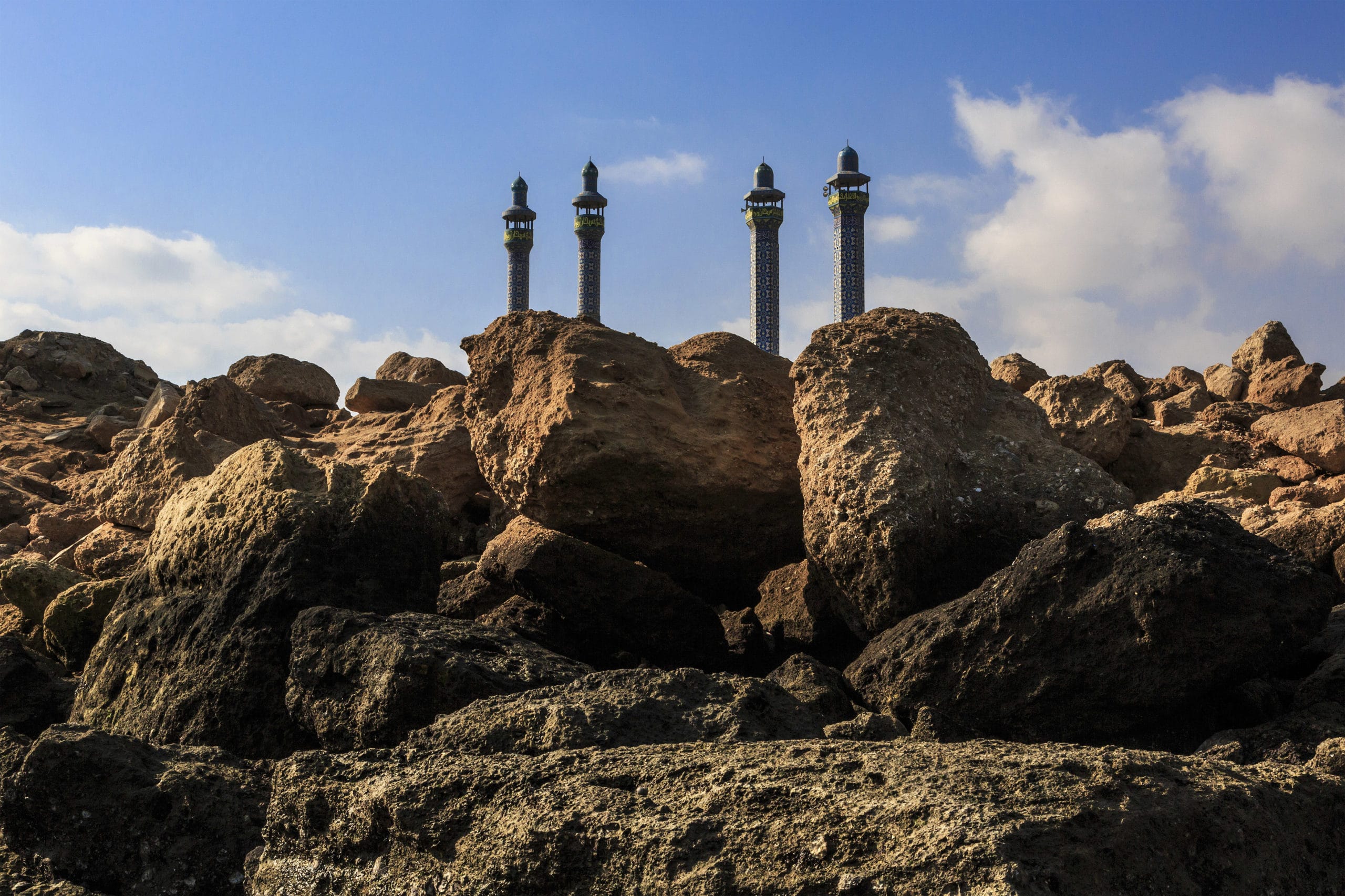 Quatre colonnes ornées s'élèveent au milieu des rochers