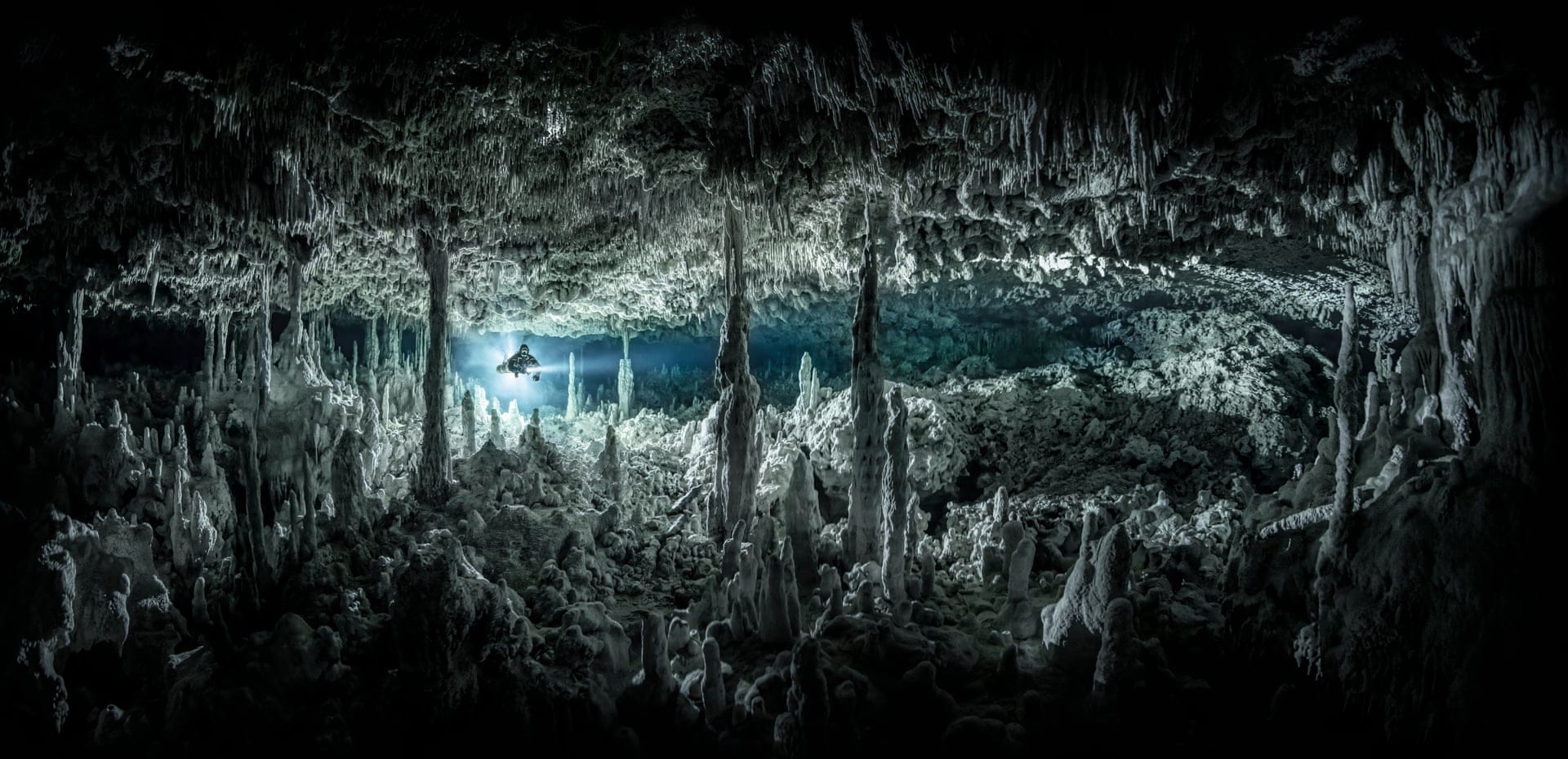 Grotte sous-marine avec des stalagmites 