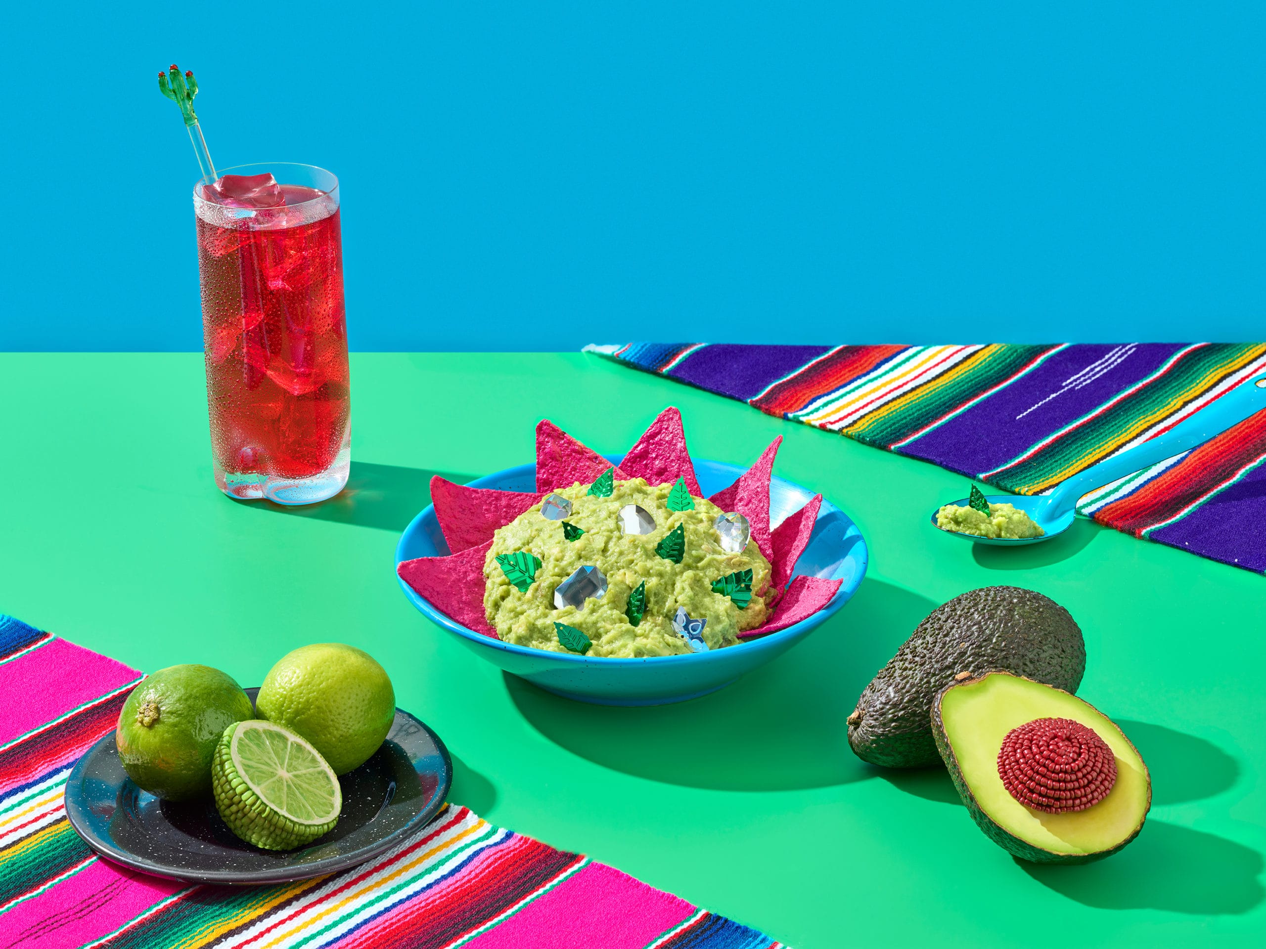 Table colorée composée d'un guacamole à moitié comestible et à moitié fait d'éléments créatifs
