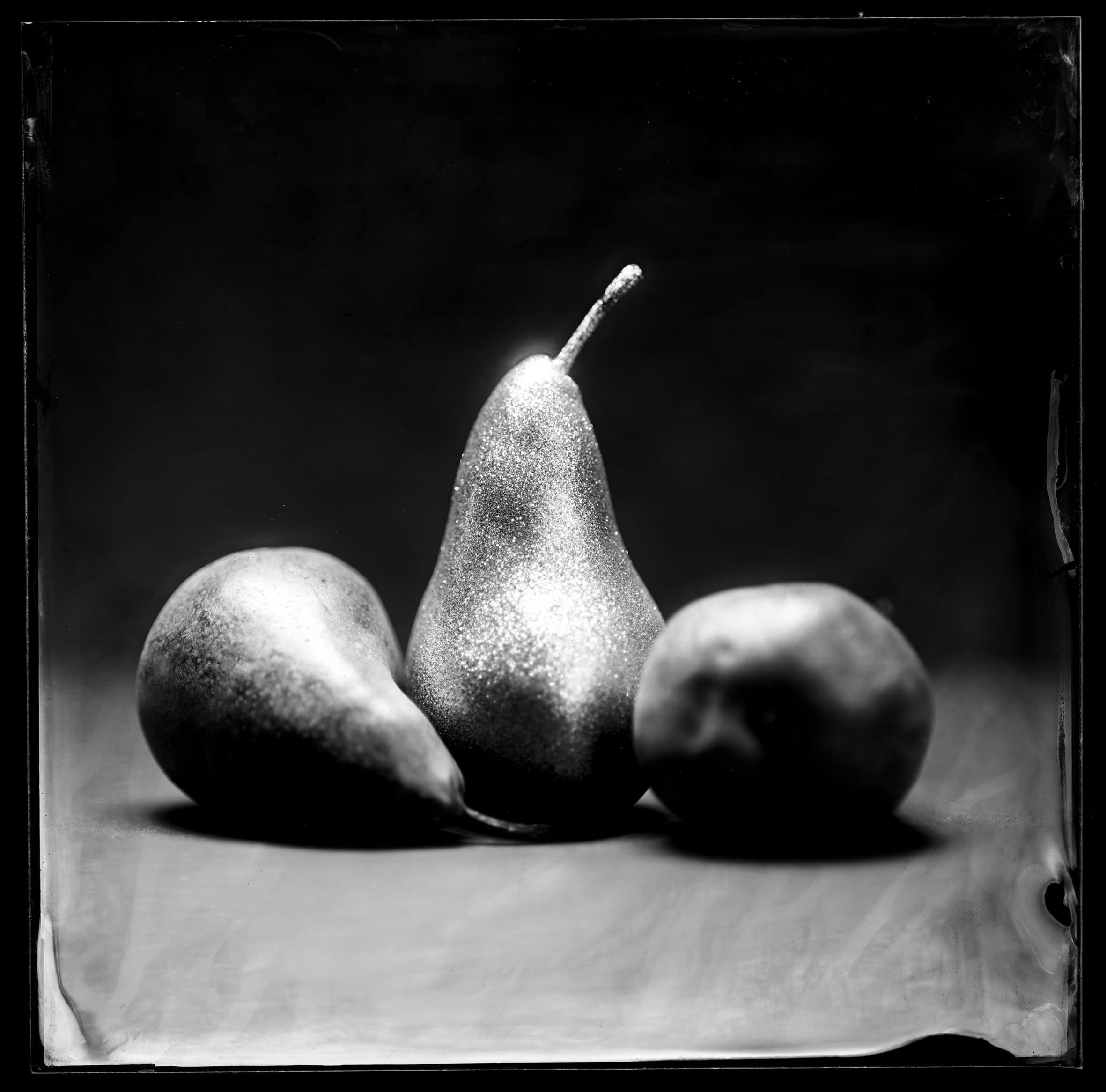 Photographie en noir et blanc de trois poires
