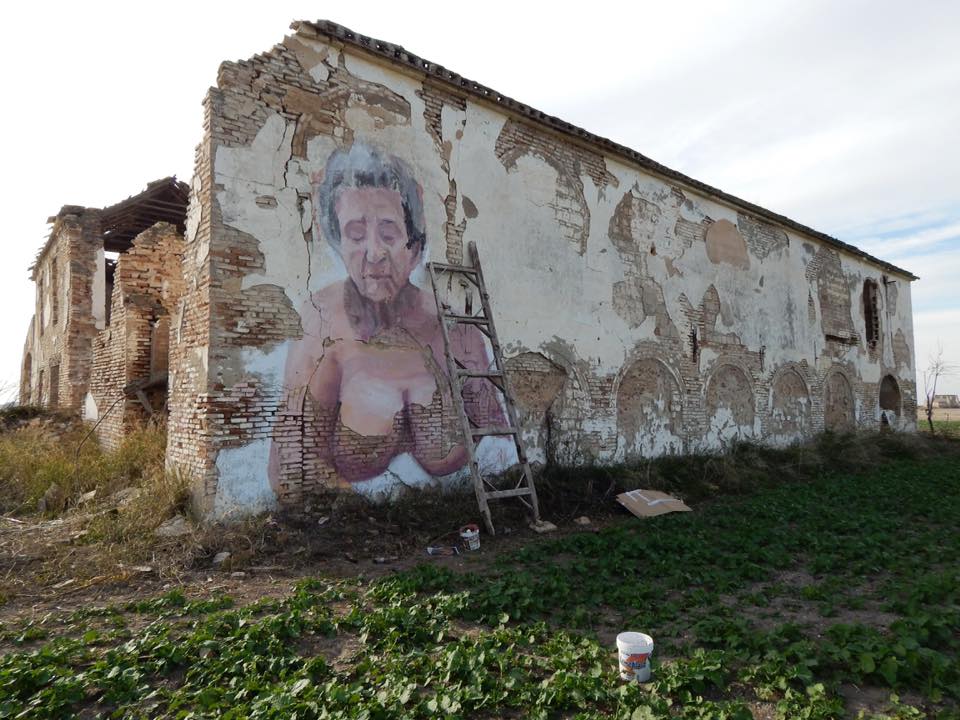 Grand mur sur lequel Virginia Bersabé a peint une personne âgée