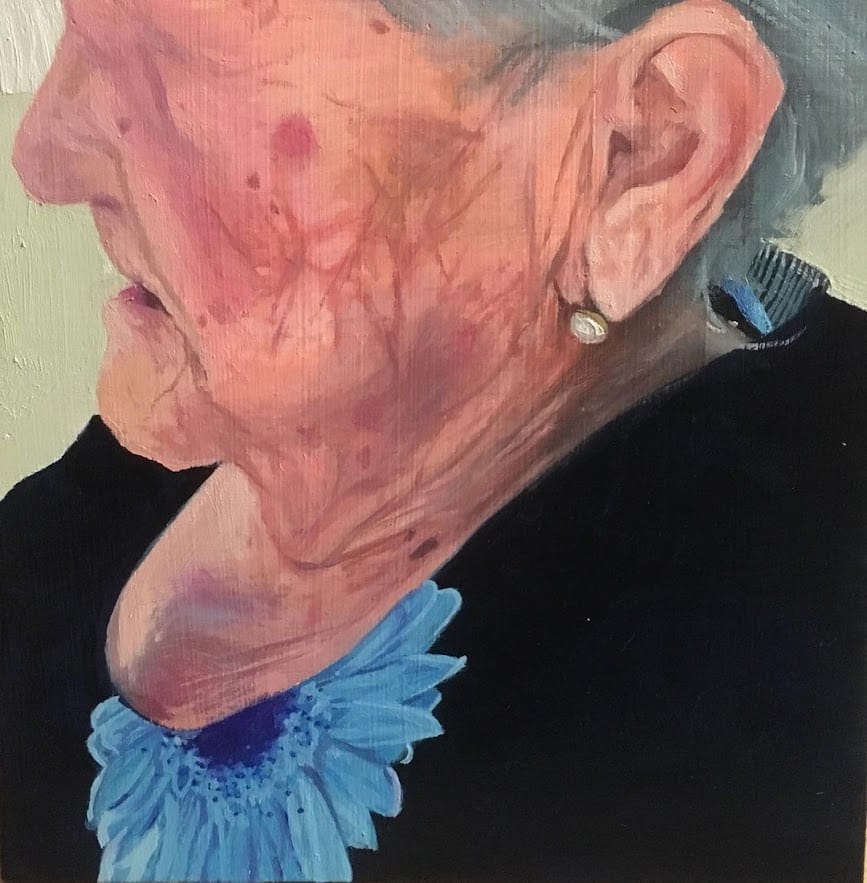 Peinture gros plan sur la joue d'une grand-mère avec des rides