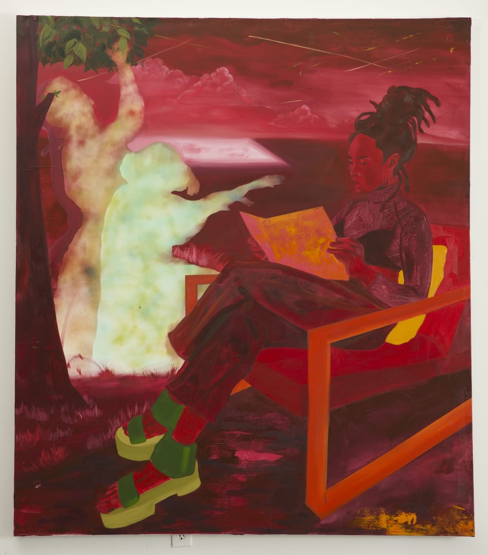 Fond et ambiance rouge. Jeune femme noire qui lit un livre assise sur un fauteuil, sous un arbre. Deux silhouettes blanches vaporeuses à droite, arrières blanc rouge, nuages et couleurs presque mystiques. par Dominic Chambers