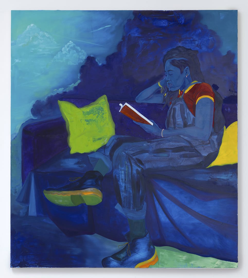 Ambiance bleu, touches de vert et de jaunes par les coussins, sur un canapé où lit une jeune femme noire. Autour d'elle un ciel de nuage bleu clair et foncé.