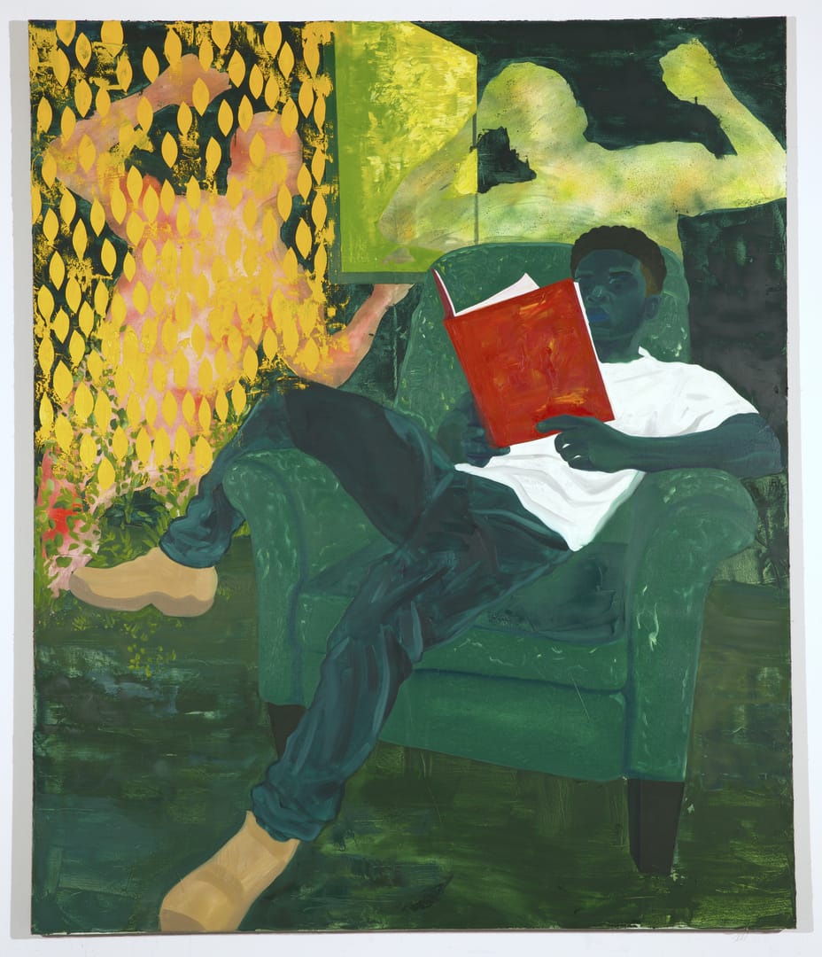 Un jeune homme noir lit avachi sur un fauteuil, ambiance verte; Des gouttes jaunes, comme un voile, le séparent de deux autres silhouettes, presque fantomatiques, d'hommes en mouvement.