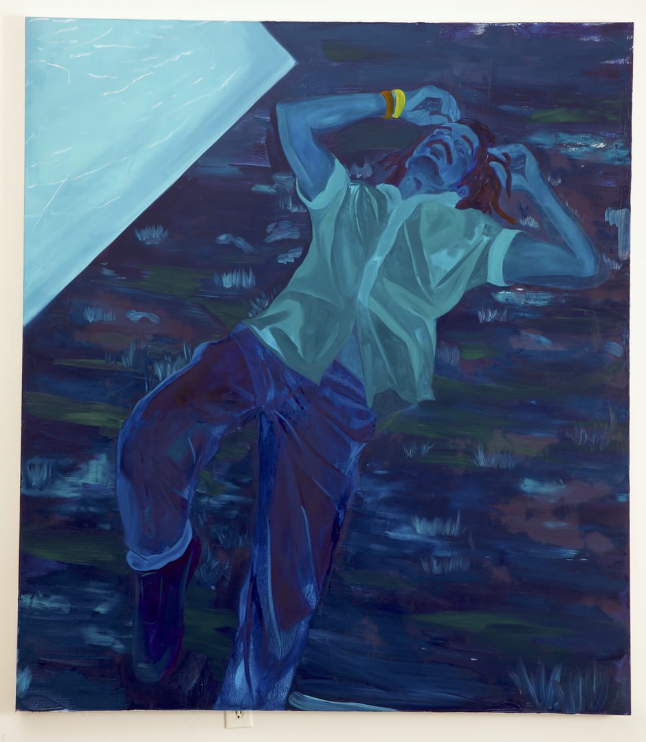 Homme noir allongé dans l'herbe, esprit monochrome bleu à l'image du travail des couleurs de Dominic Chambers.