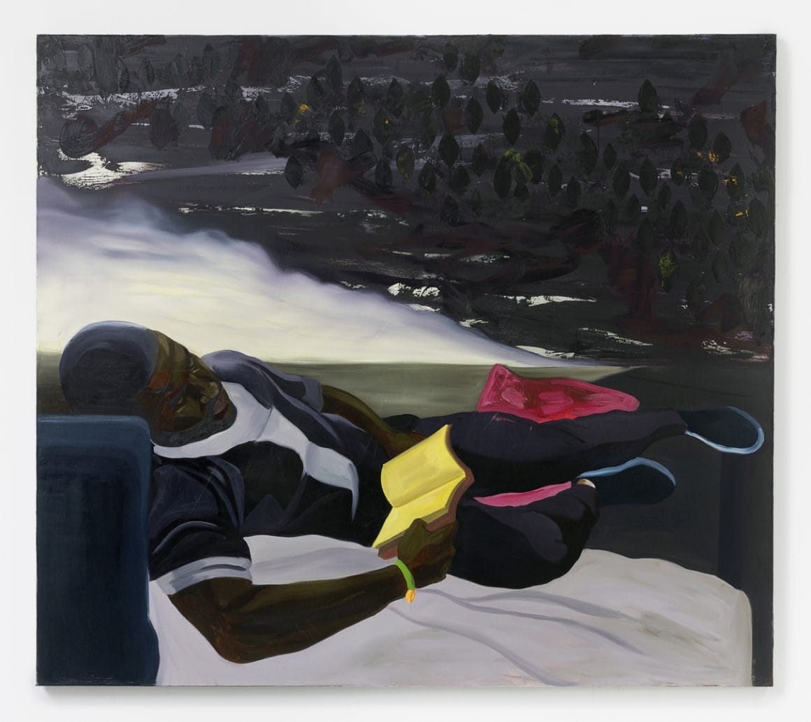 Jeune homme noir qui lit un livre allongé sur un lit, nuage de gouttes noires en haut à droite et fumée blanche entre le personnage et les gouttes. Cotraste d'une ambiance à la fois sombre et paisible.