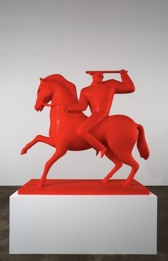 Statue exposée lors de l'exposition "Blood and Soil" - Statue monochrome rouge. Un policier sur un cheval brandit sa matraque.