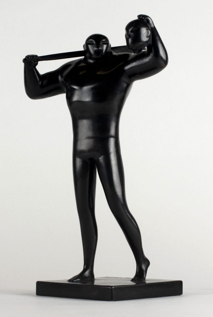 The Light Bearer - Statue d'un homme en noir, avec une batte de baseball posée sur son épaule gauche et une tête décapitée dans la main droite