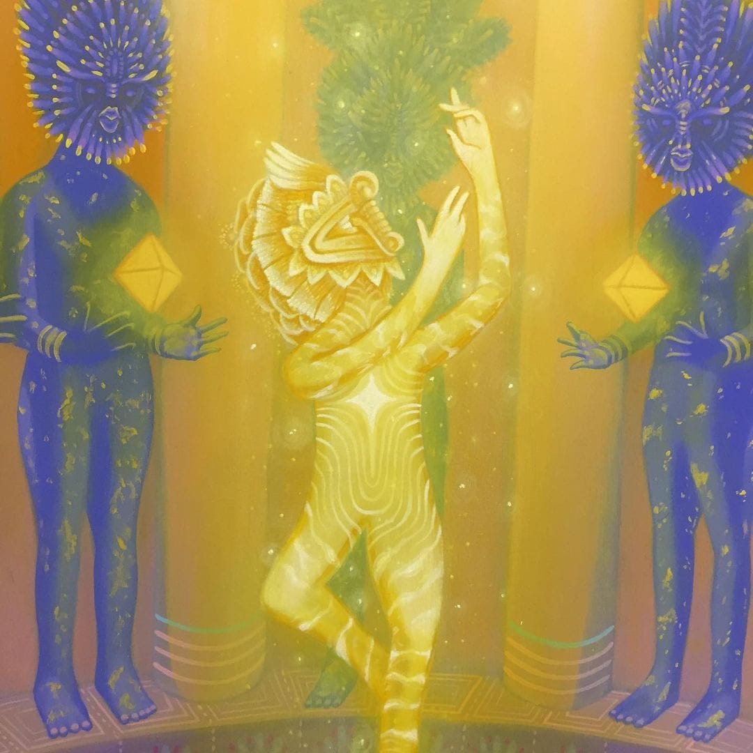 Personnage doré qui semble danser entre trois autres personnages bleus. tous portent de grands masques