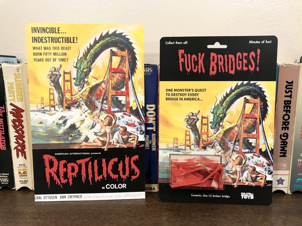 Pochette d'origine de Reptilicus, le monstre matin détruit un pont.
Version Death by Toys : Fuck Bridges ( Nique les ponts, NDLR)