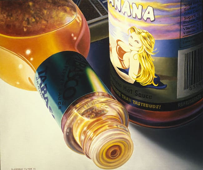 Nana - tube de tabasco renversé, à côté d'une bouteille de sauce piquante "Nana".