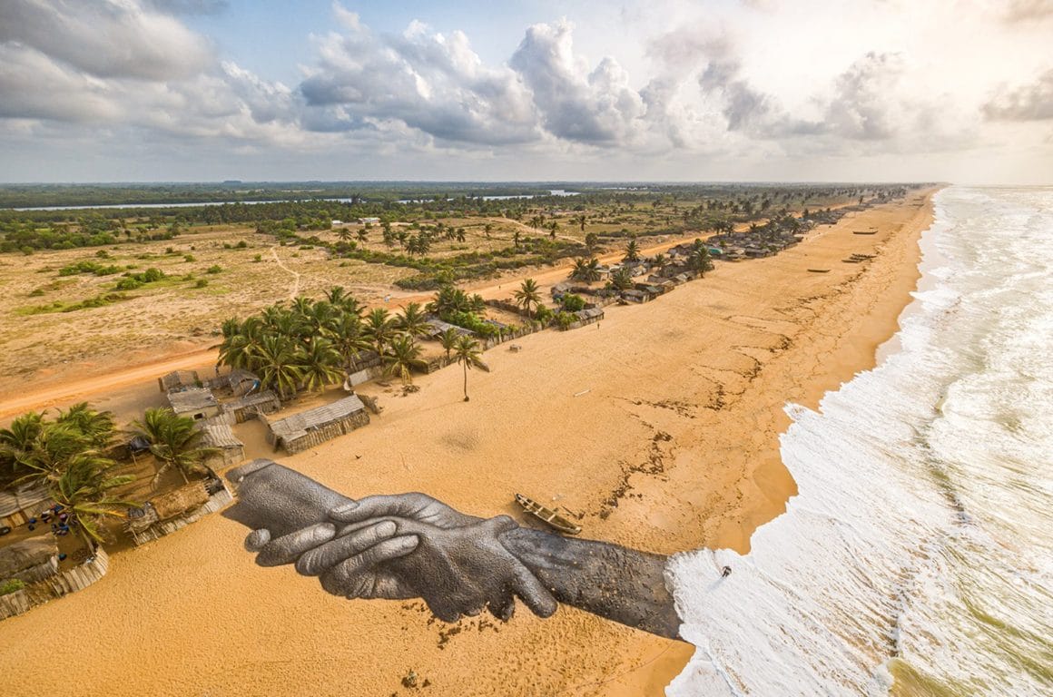 Mains entrelacées sur une plage de Ouidah au Bénin