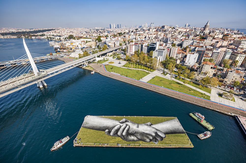 Mains peintes sur un plateau flottant sur la rive d'Istanbul