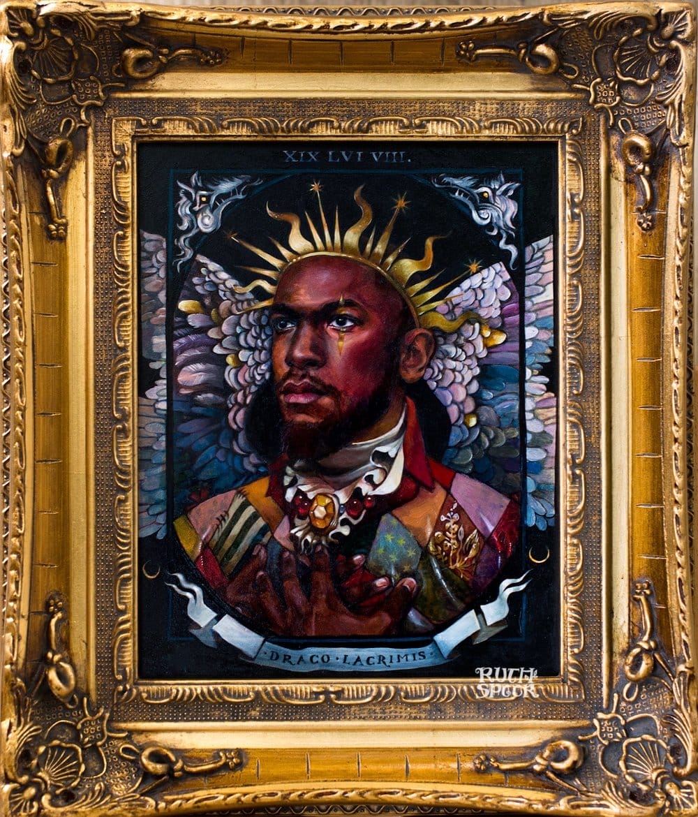 Dans un cadre doré, portrait d'un homme qui porte une couronne dorée. Derrière lui il y a des ailes bleues, roses et violettes.