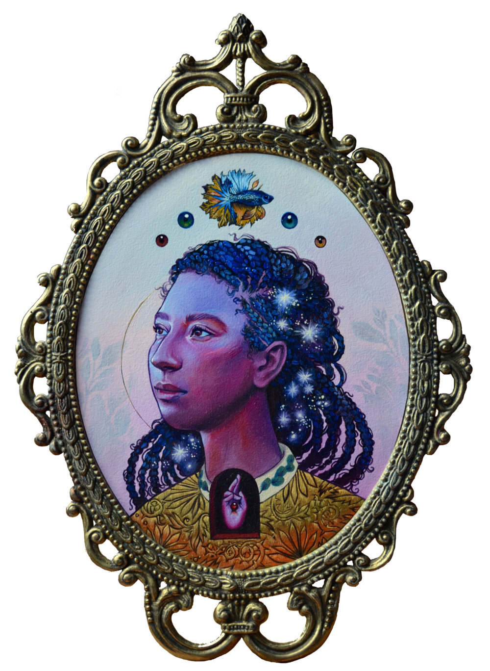 Dans un cadre ovale, portrait d'une femme, cheveux tressés et regard au loin. Un poisson et des pupilles sont peints au-dessus d'elle