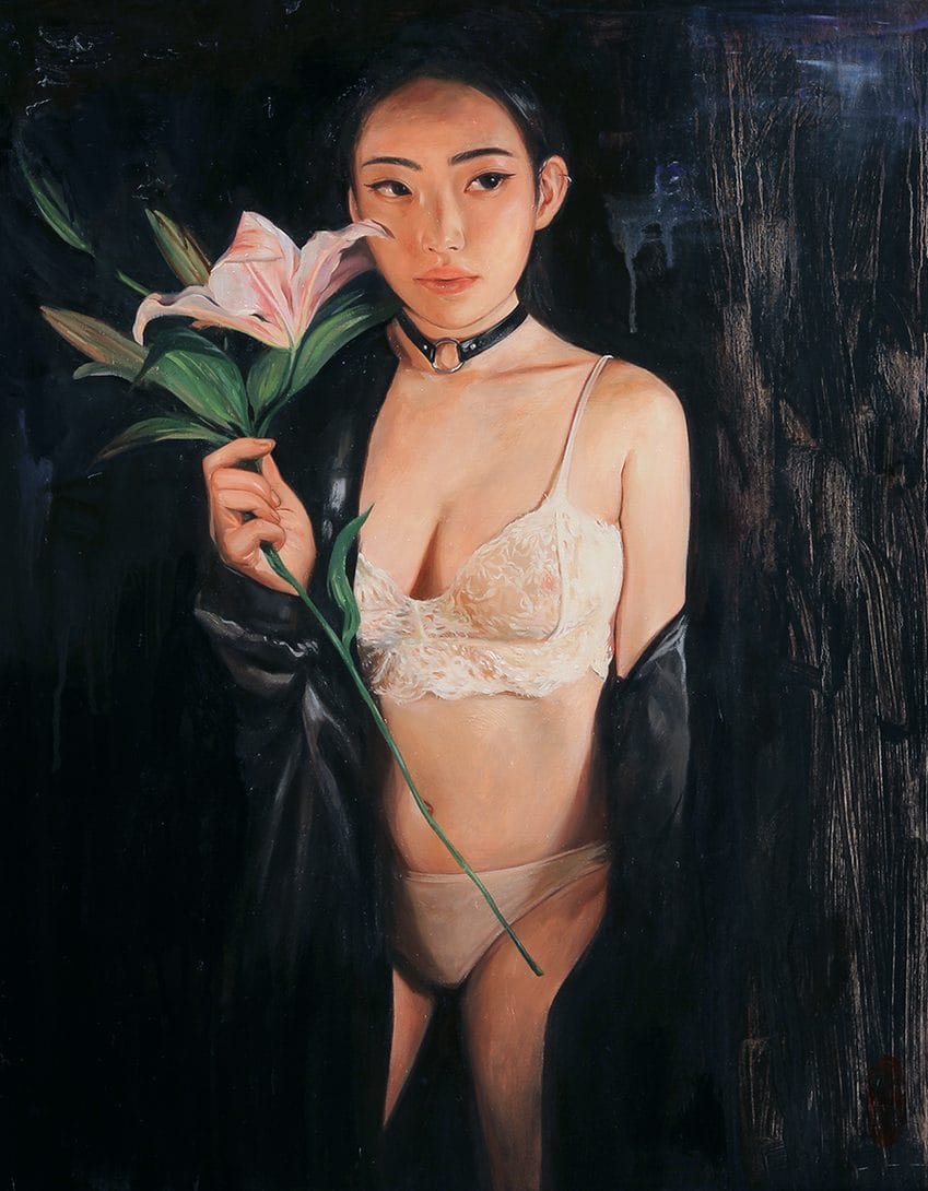 Femme en sous-vêtement tenant une fleur