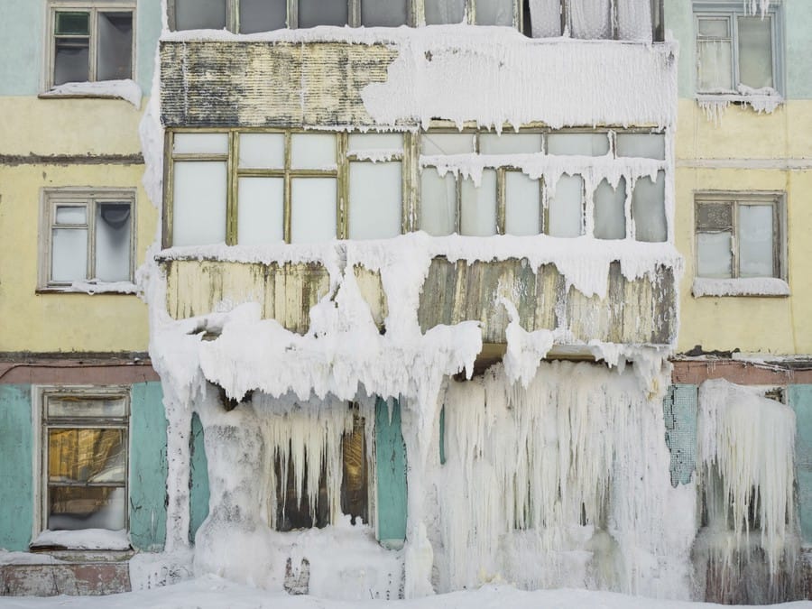 De la glace suspendue à un bâtiment abandonné et détruit de Vorkouta
