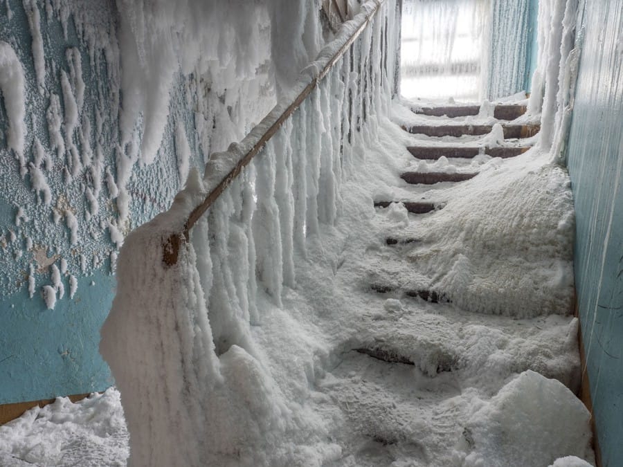 Des escaliers couverts de neige et de glace