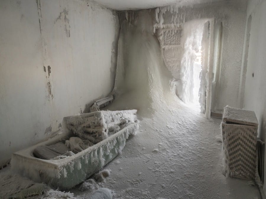 L'intérieur d'une chambre envahie par la glace
