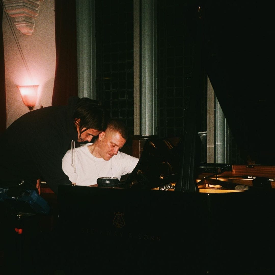Tom et Josh composent sur un piano.