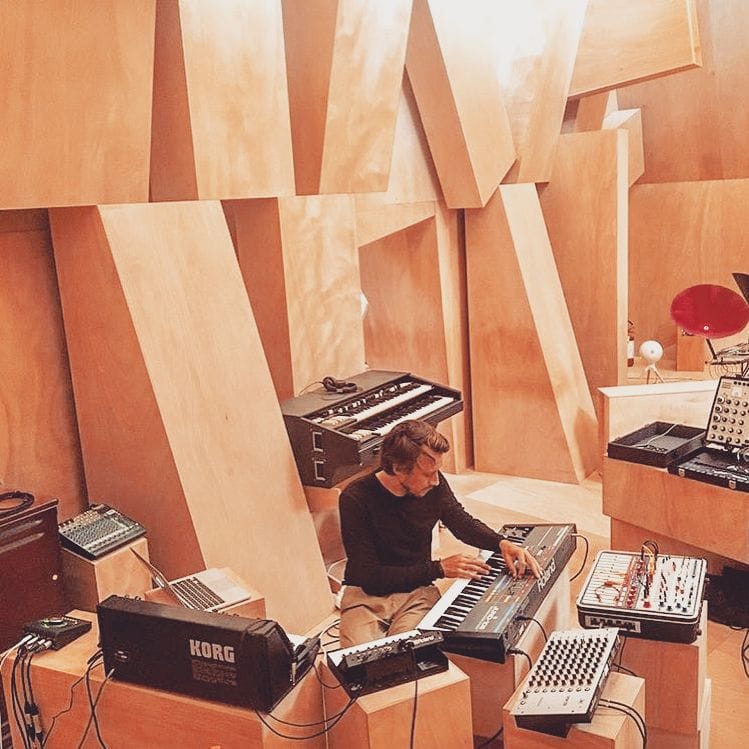 Même installation. Focus sur le musicienPierre-Alexandre Busson, alias Yuksek et Destiino, entouré de claviers et d'instruments pour mixer.