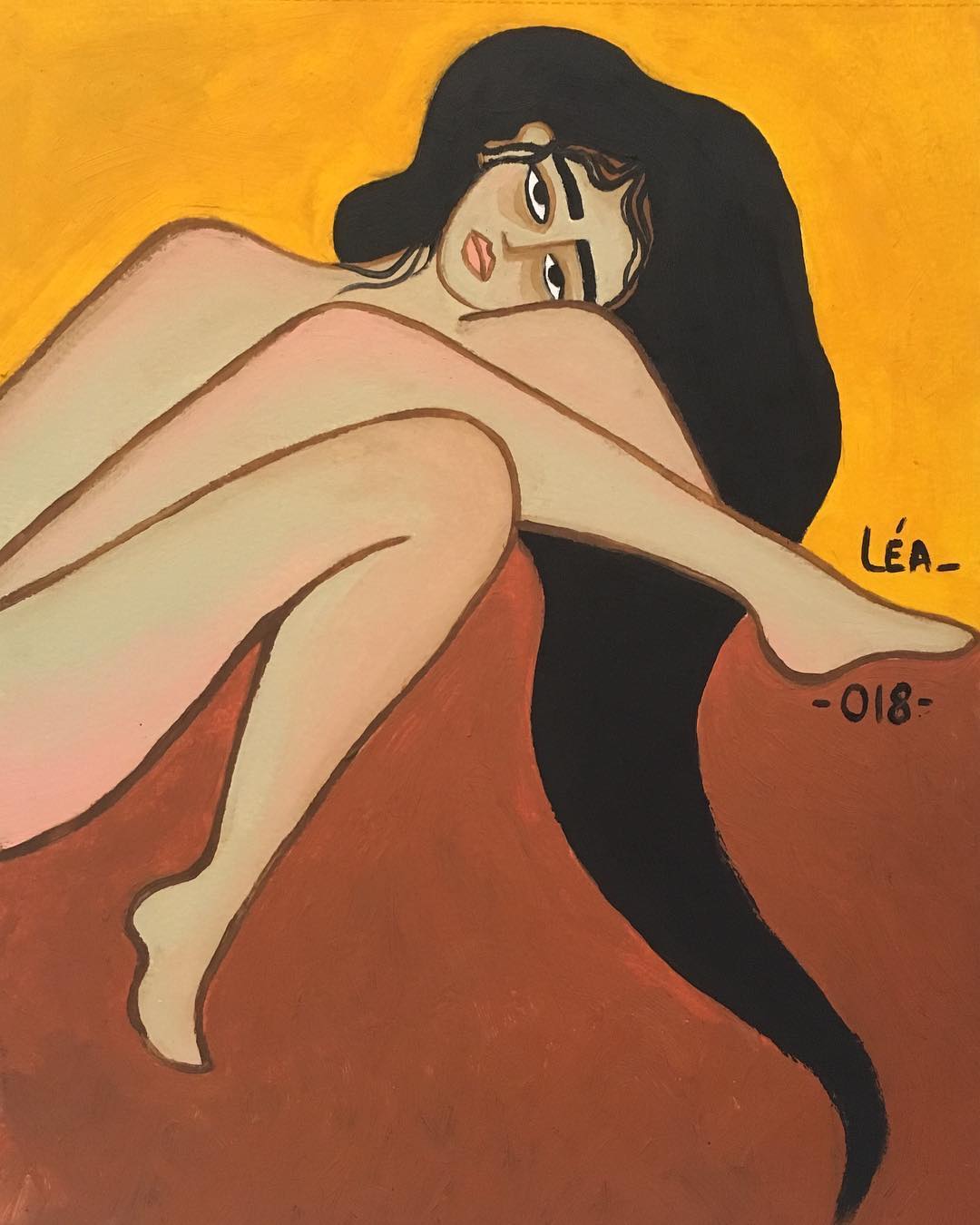 Une femme nue se contorsionne, la tête presque posée sur son genou. Fond orange clair et ocre.