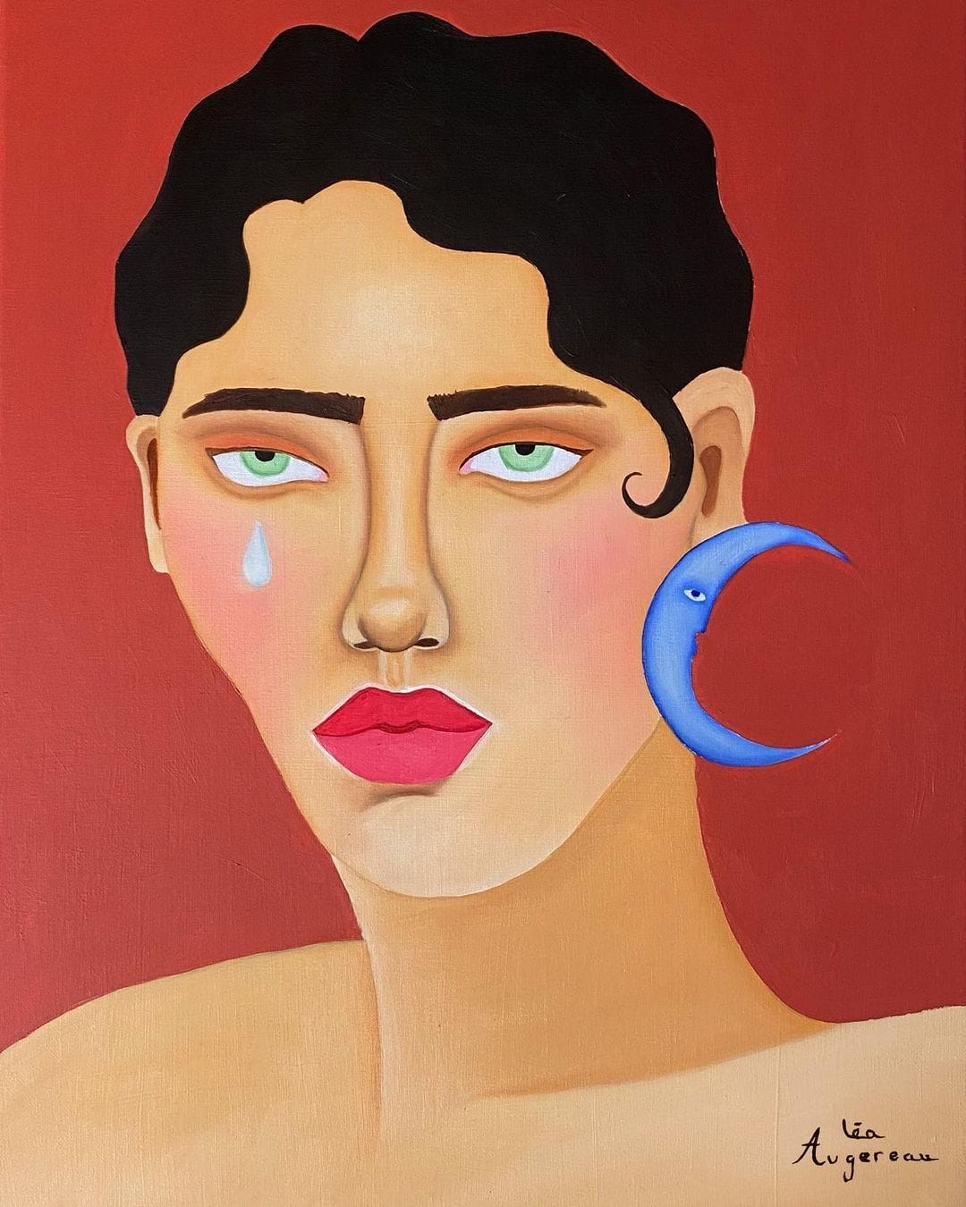 Portrait de femme sur fond ocre. A droite, une larme coule sur sa joue, à gauche elle porte une lune bleue en boucle d'oreille. 