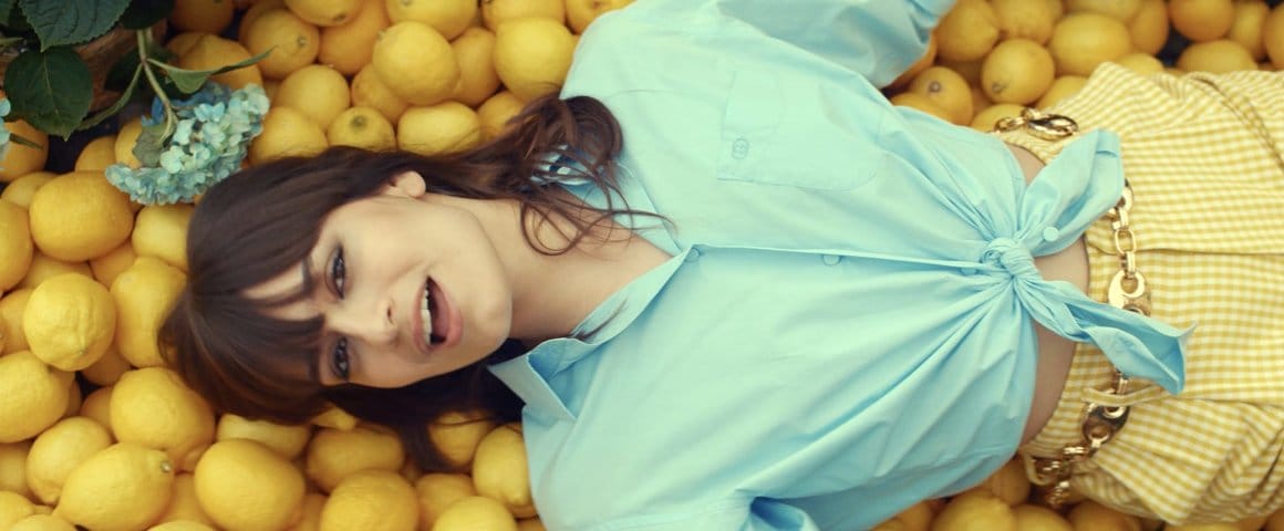 La chanteuse est allongé sur un lit de citrons, qui reprend les couleurs de son pantalon. Elle chante en regardant la caméra, qui la filme en plongé.