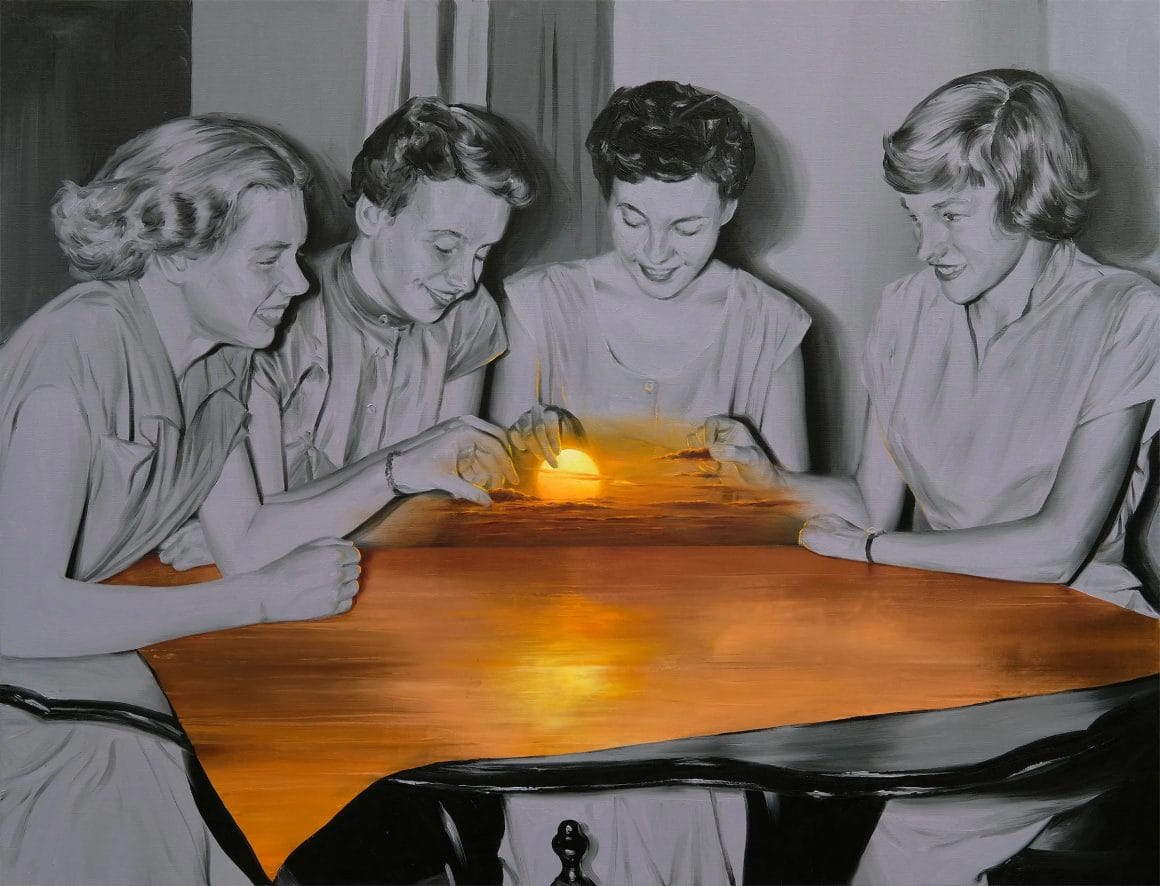 Trois femmes, assises autour d'une table. Tout est en noir et blanc, a l'exception d'un petit soleil, flottant au dessus d'une nappe, qui émet une lumière dorée.