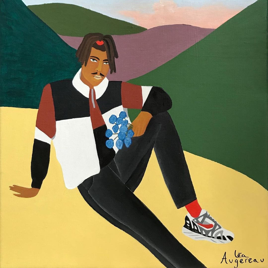 Un homme est assis sur une plaine, entre deux montagnes. Il tient dans sa main un bouquet de fleurs bleues et porte des vêtements aux tons noirs, blanc et bruns.