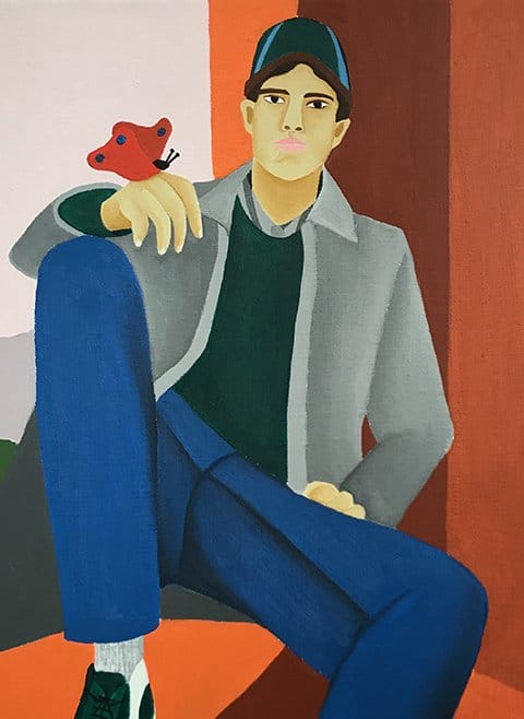 Jeune homme assis au pied d'un mur ocre, un papillon rouge posé sur la main. Il porte des vêtements gris, bleus et verts.