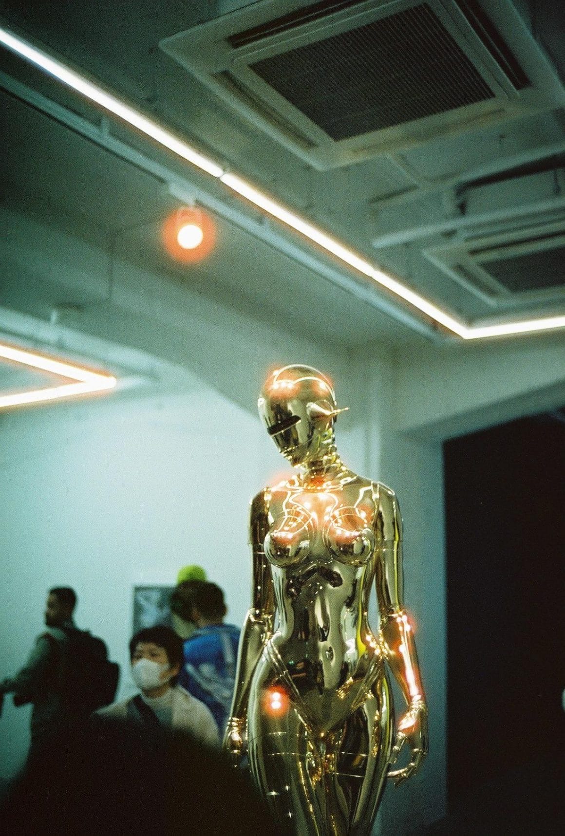 statue représentant un sexy robot réalisée dans le cadre d'une exposition par l'artiste japonais Hajime Sorayama 
