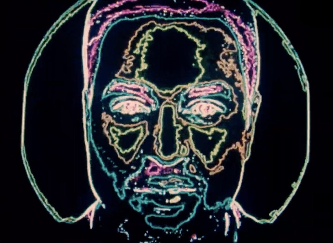 Fond noir, visage d'homme (vague ressemblance avec Kanye West) en rose, jaune, orange et bleu.