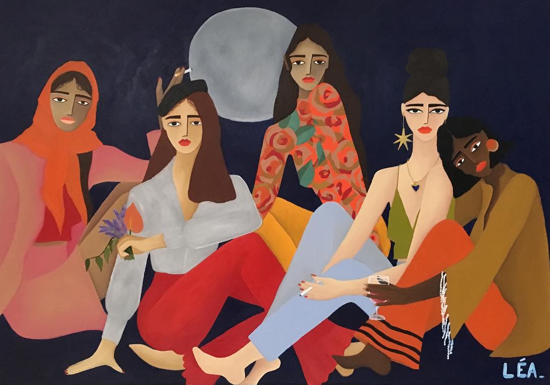 Cinq femmes sont assises ensemble, sur fond de pleines lune.