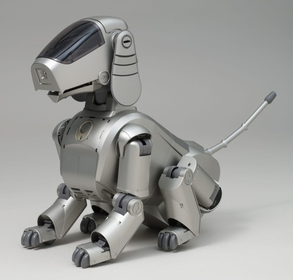AIBO, le chien robot commercialisé par Sony en 1999 et imaginé par Hajime Sorayama.