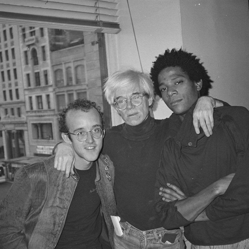 Photo portrait de respectivement de gauche à droite : Keith Haring, Andy Warhol et Jean-Michel Basquiat. 