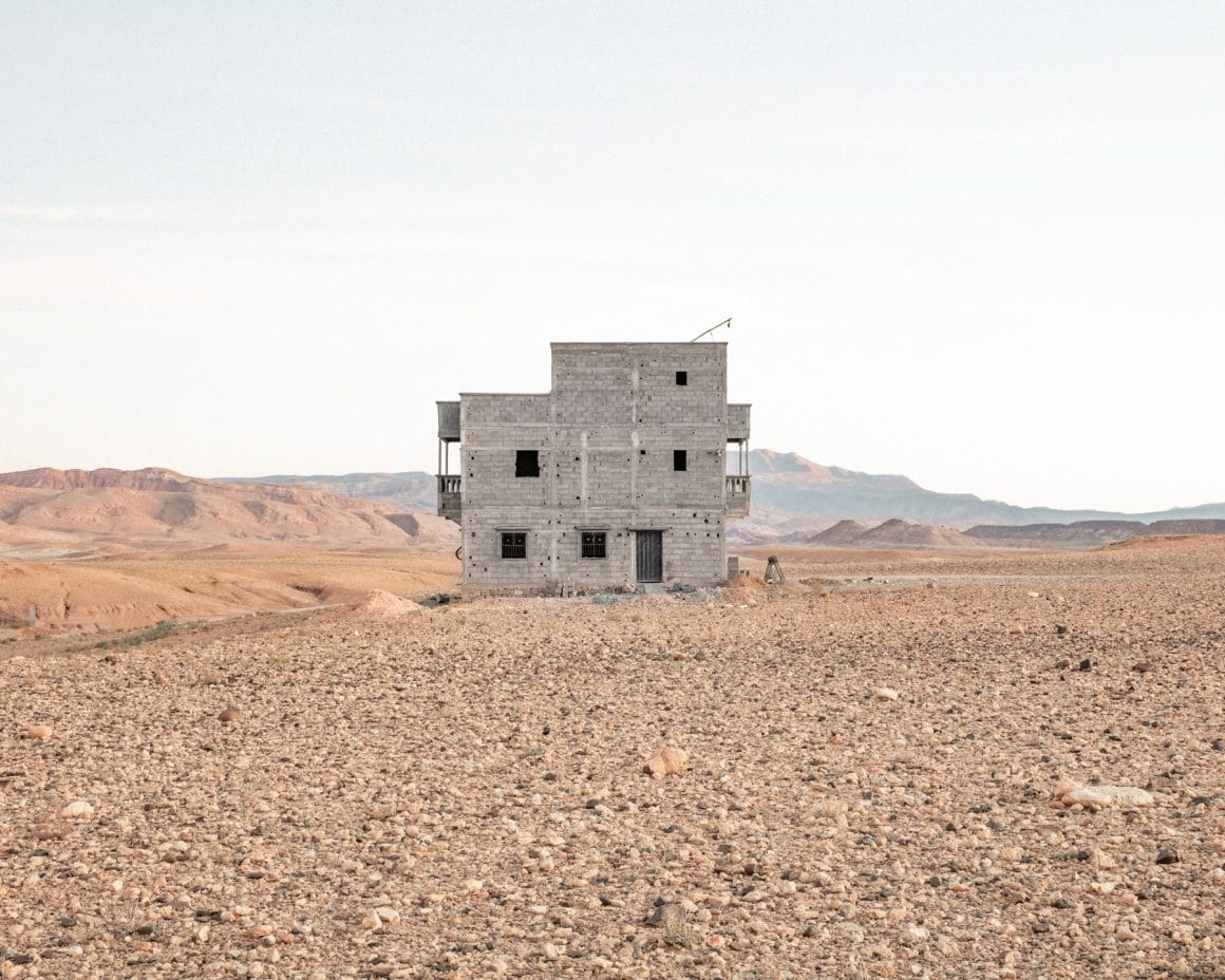 Photographie d'un bâtiment abandonné au milieu du désert