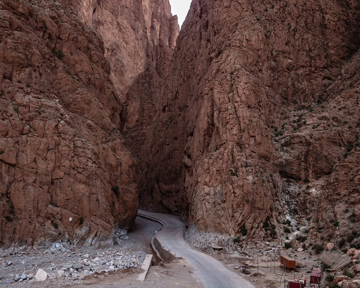 Photographie d'une route qui rentre entre deux falaises