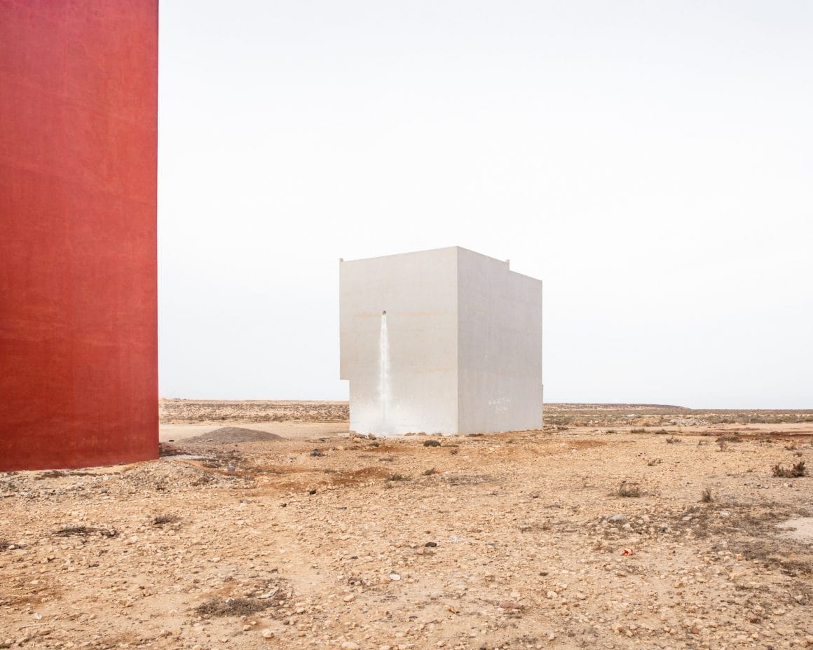 Photographie d'une structure inconnue au milieu du désert