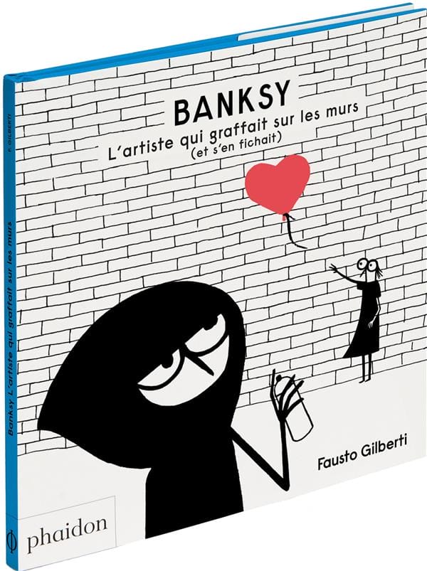 Couverture du livre de Fausto Gilberti sur Banksy. Fond blanc, titre en haut, sur un dessin de mur de briques où l'on distingue une interprétation du célèbre graphe "Girl With Balloon". Au premier plan, un personnage caché par une grosse capuche tient une bombe de peinture à la main.