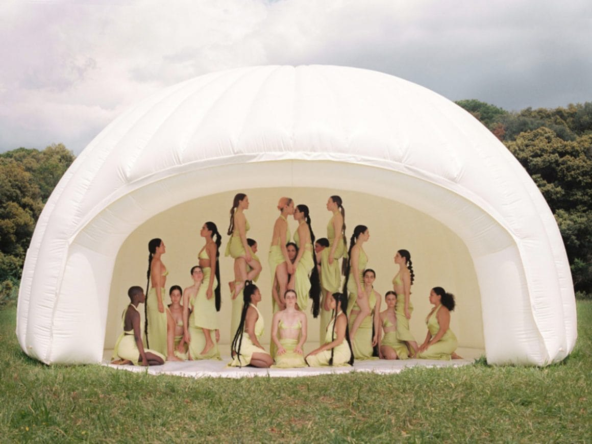 groupe de femmes en vert dans une tente