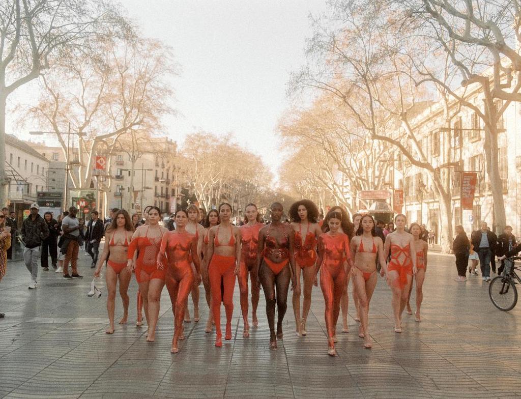 performance rue femmes en rouge, nues et paillettes 