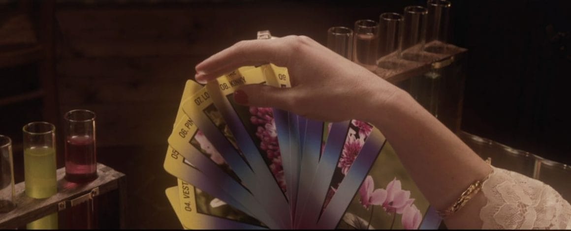 Extrait du clip montrant un jeu de carte floral imaginé par l'artiste 
