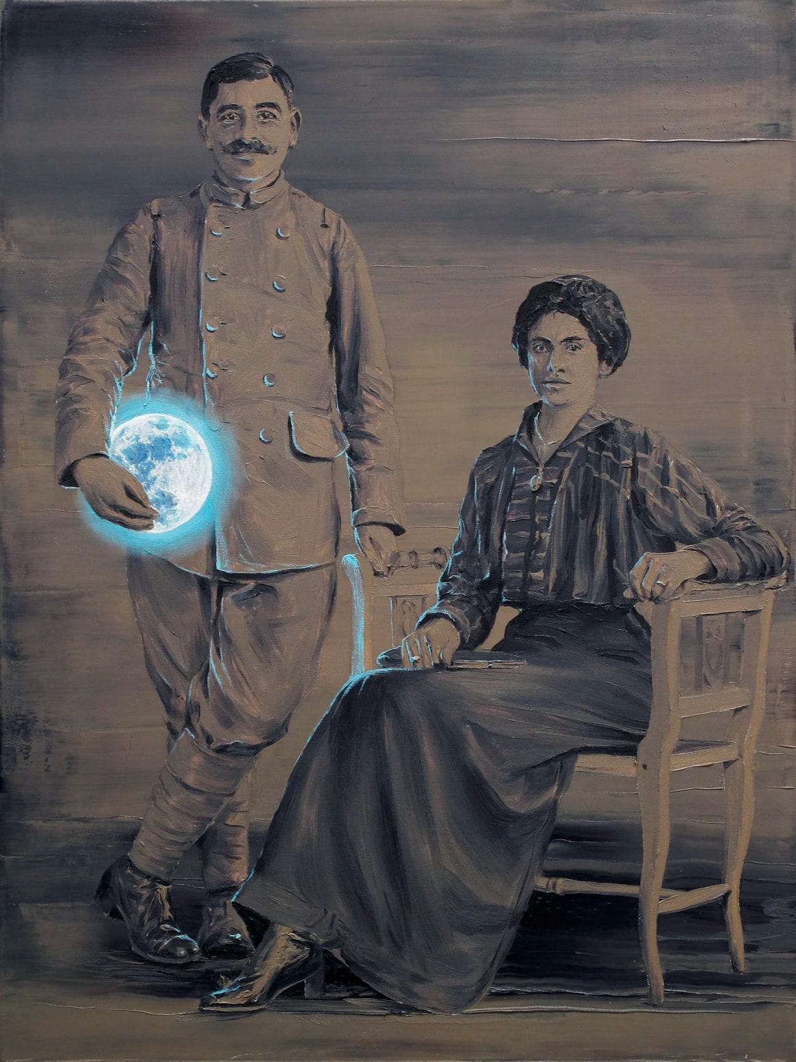 Peinture d'un portrait de  couple. La femme est assise, en habit d'époque et l'homme se tient debout à ses côtés en habit militaire. Il tient dans sa  main droite une lune bleue et lumineuse.
