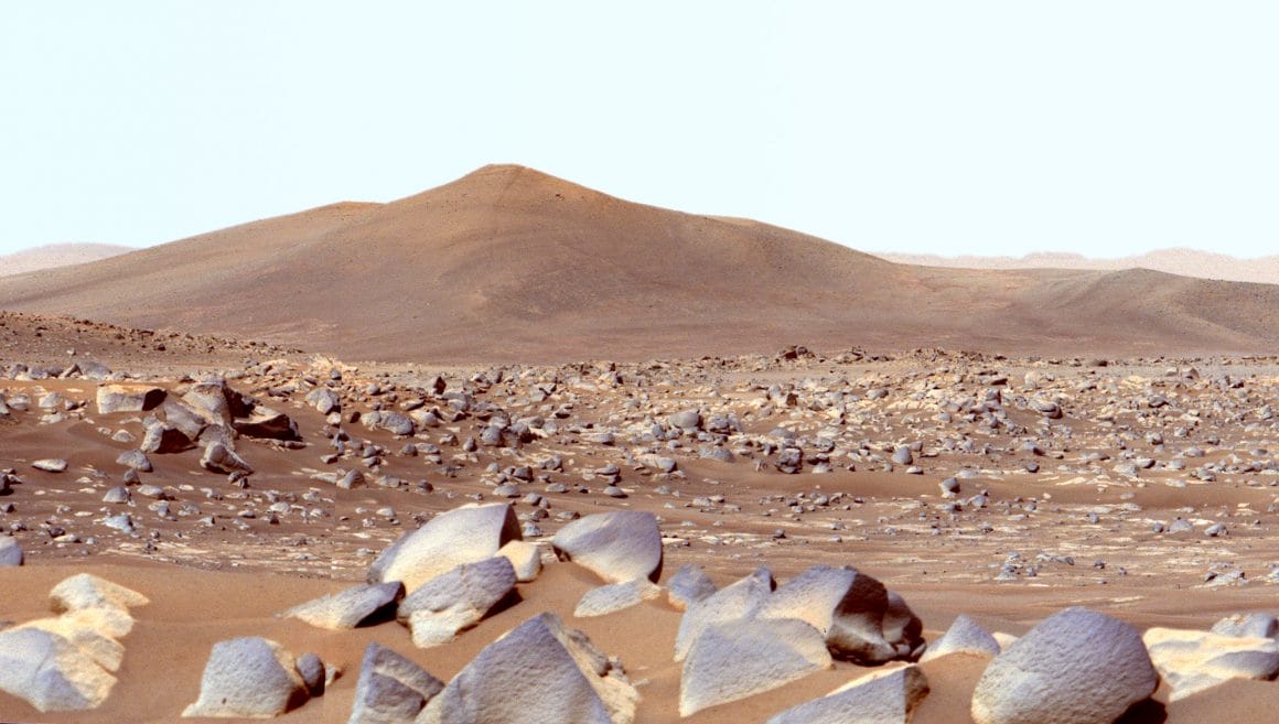 Le rover Perseverance Mars de la NASA a utilisé son imageur Mastcam-Z à double caméra pour capturer cette image de «Santa Cruz», une colline à environ 2,5 km du rover, le 29 avril 2021