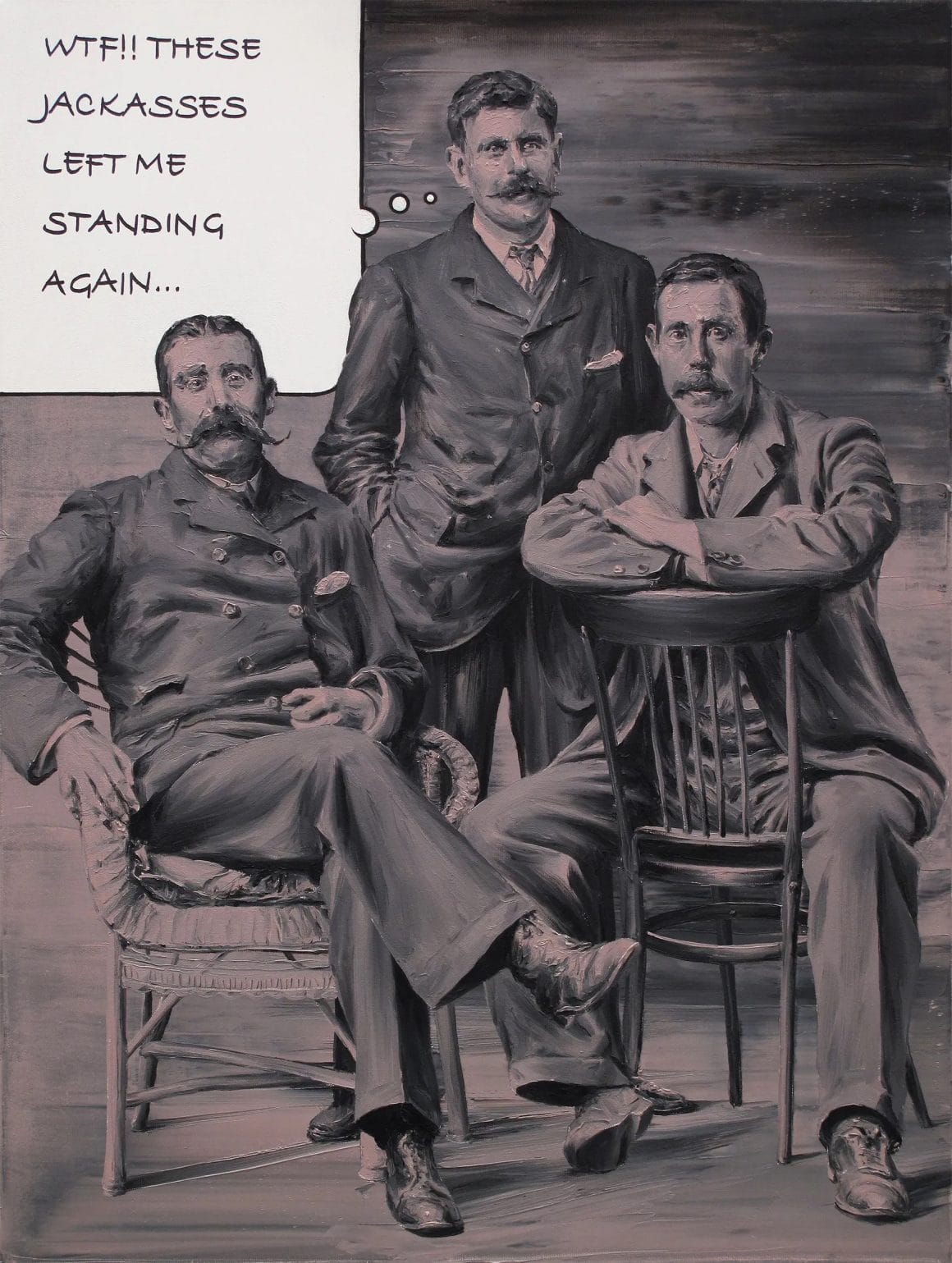 Portrait de trois hommes. Deux sont assis, et le troisième, debout, semble dire "WTF!! These jackasses left me standing again..."