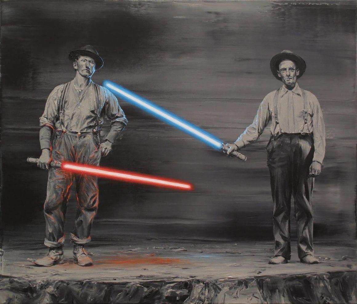Deux travailleurs posent côte à côte. Chacun tient un sabre laser à la main.
