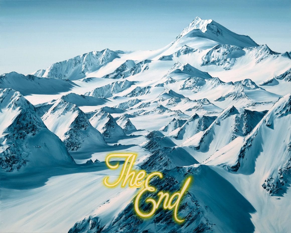 Vue d'une montagne, lumière bleu ciel froide. Au premier plan, en néon jaune et en police vintage, une inscription "The End"